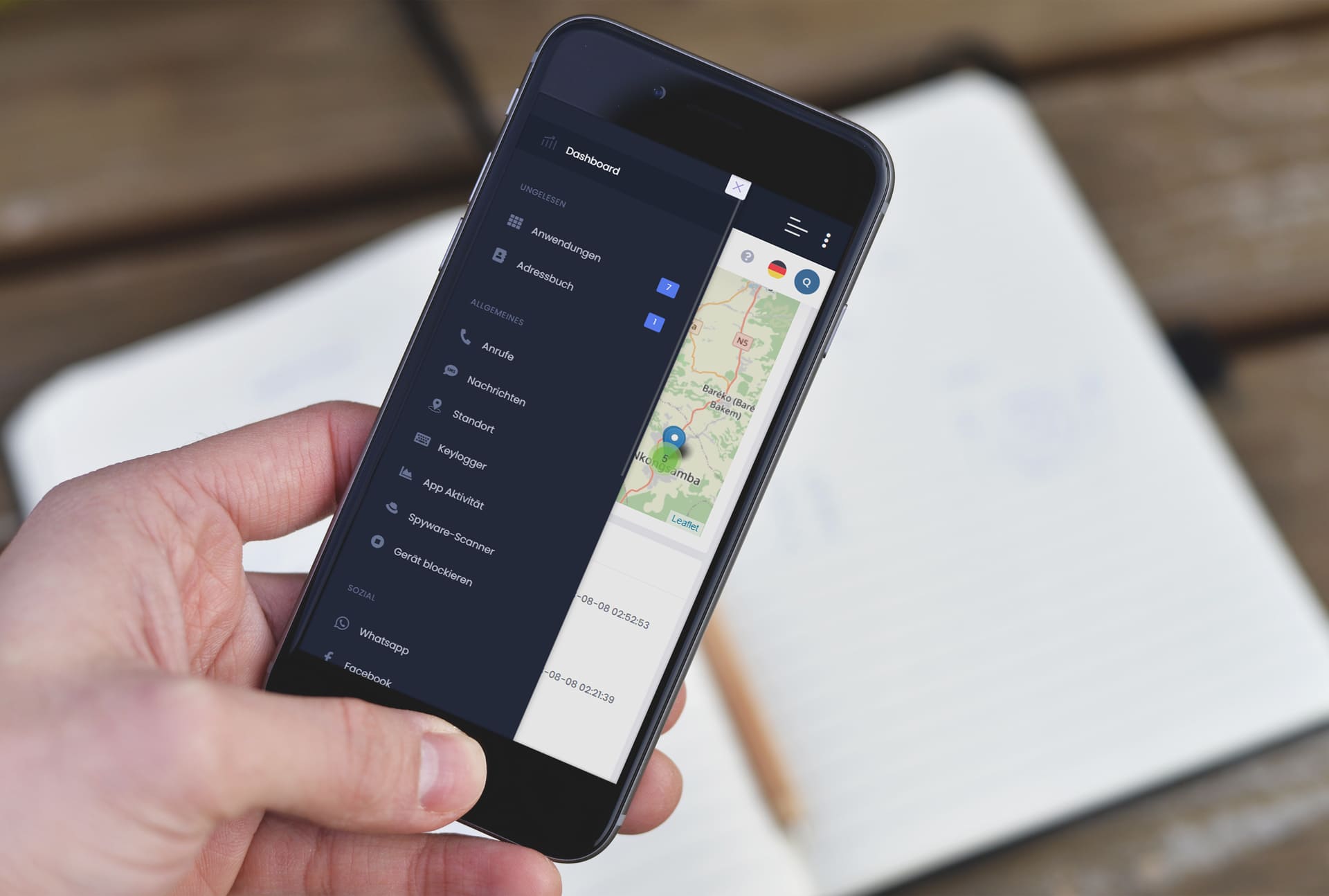 eine Person klickt von ihrem Telefon aus auf die umobix-Website