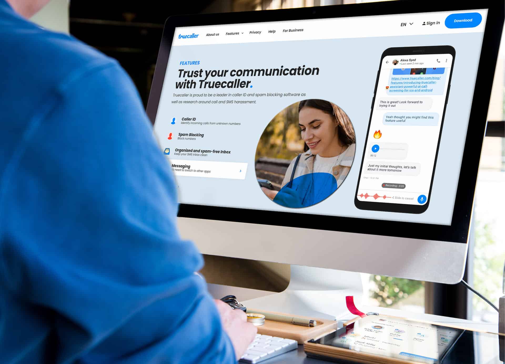 Auf dem Computer ist die Truecaller-Webseite mit den dort angebotenen Funktionen geöffnet