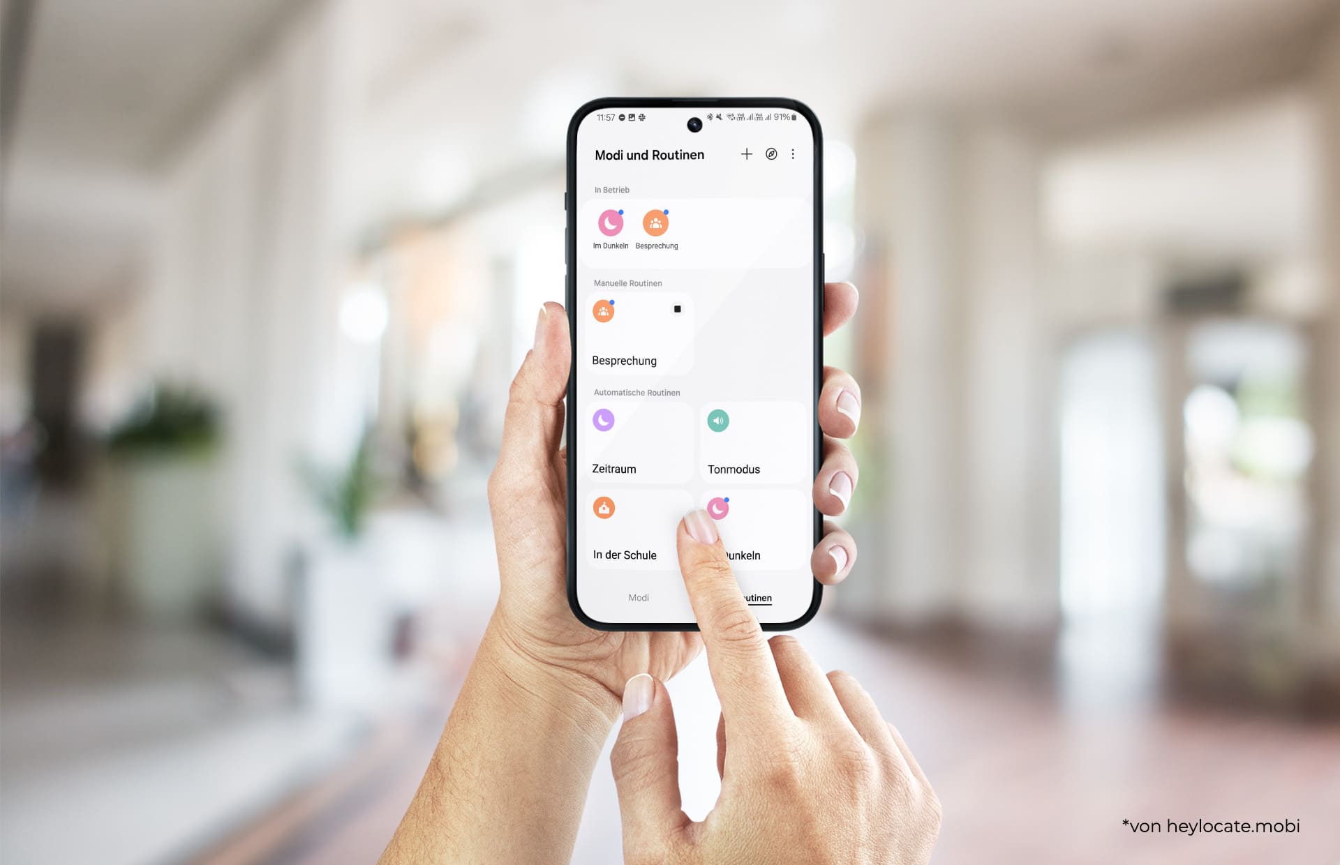 Android in der Hand mit Fokusmodus-Bildschirm, mit verschiedenen Routinen.