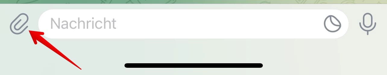 Öffnen Sie den Chat des Messengers auf Ihrem iPhone und tippen Sie auf das Pin-Symbol.