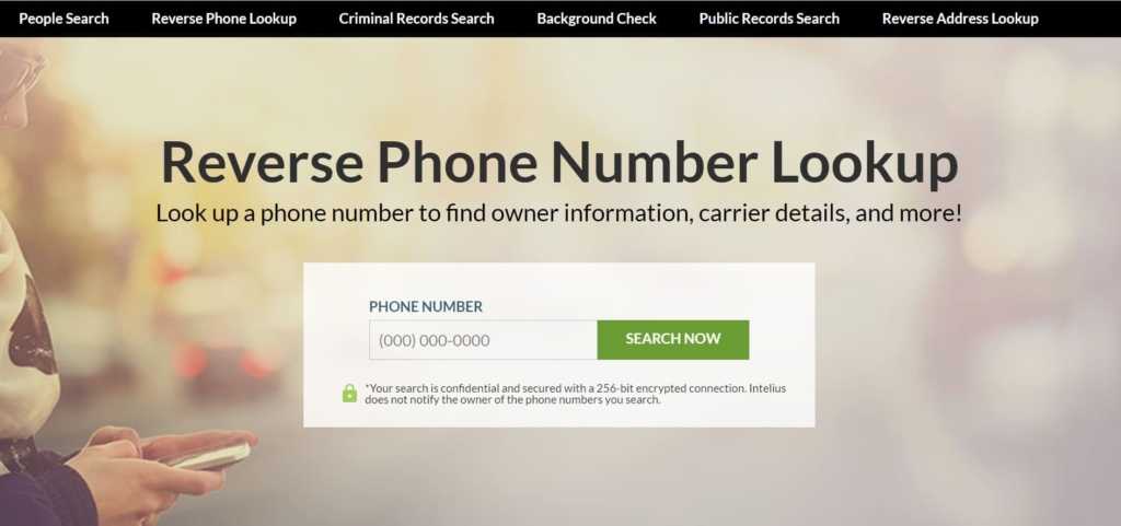 Vista de la página web principal de Intelius donde debes ingresar el número de teléfono