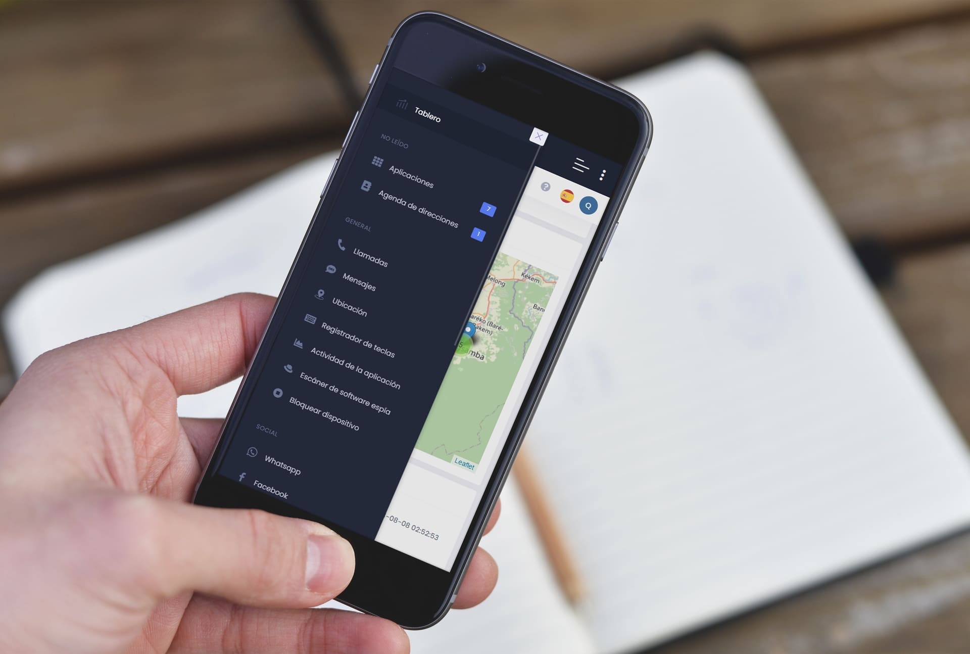 una persona hace clic en el sitio web de umobix desde su teléfono