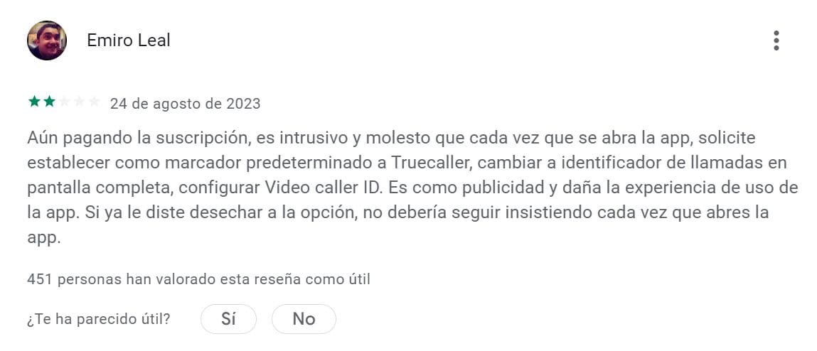 Una imagen de una crítica negativa de Truecaller en Google Play