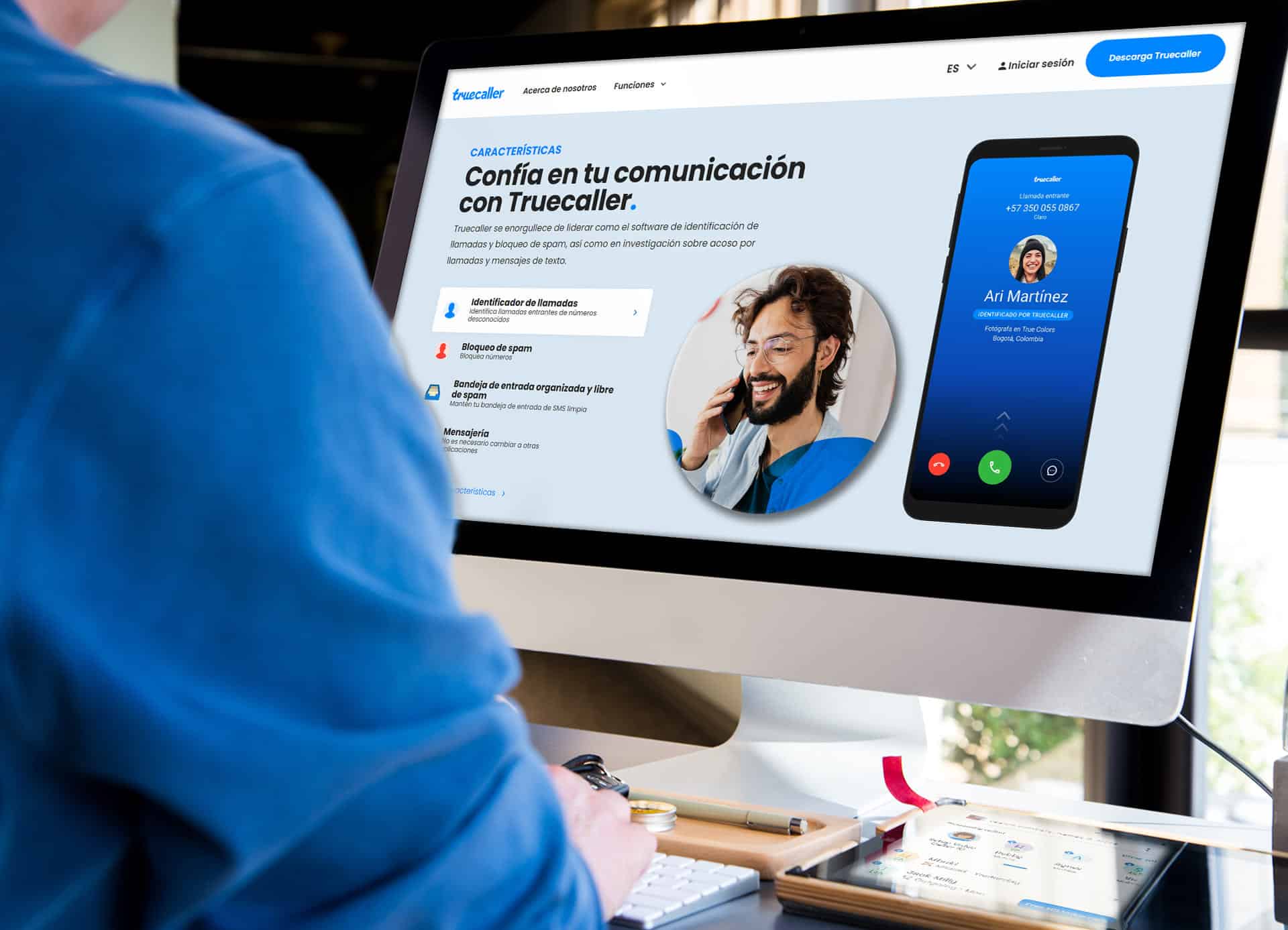 En el ordenador, la página web de Truecaller está abierta con las funciones que ofrece
