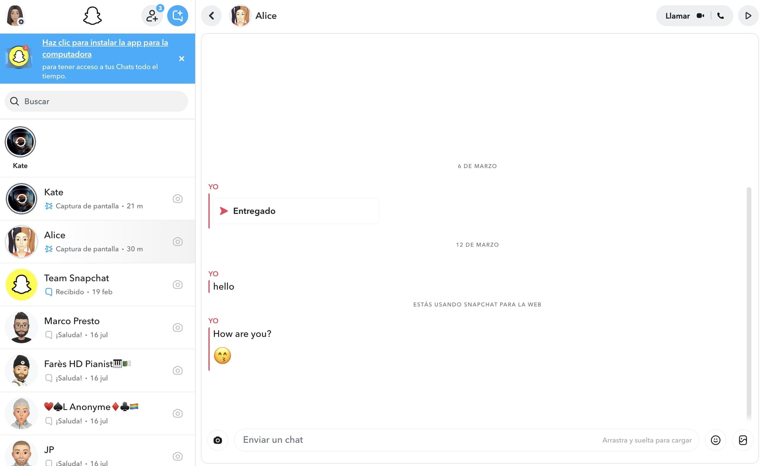 Muestra una captura de pantalla de un chat de snapchat desde tu computador.