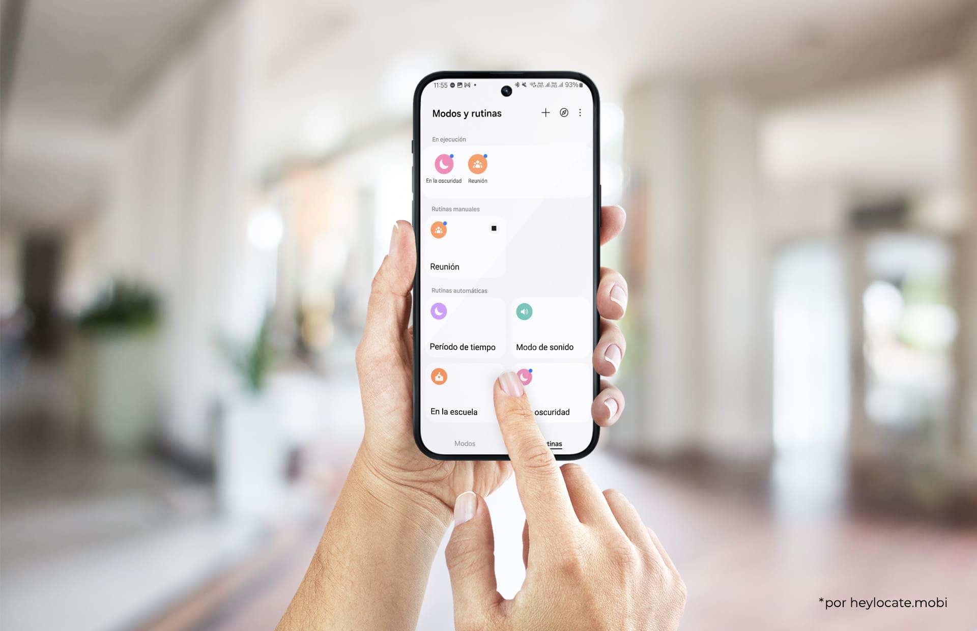 Android en la mano con la pantalla de modo sin distracciones, con diferentes rutinas.