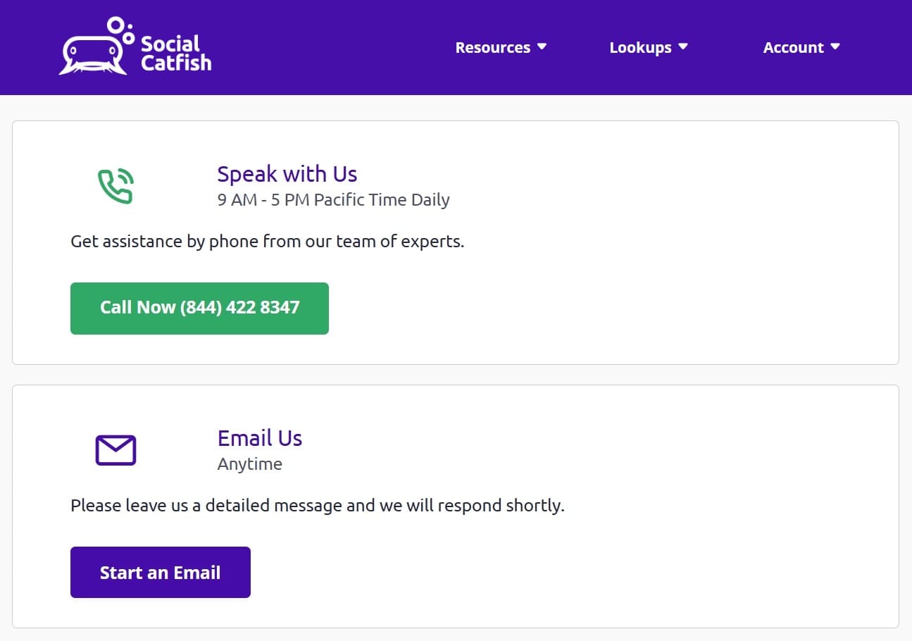 La página de contacto de Social Catfish destaca las opciones Llamar ahora e Iniciar un correo electrónico.