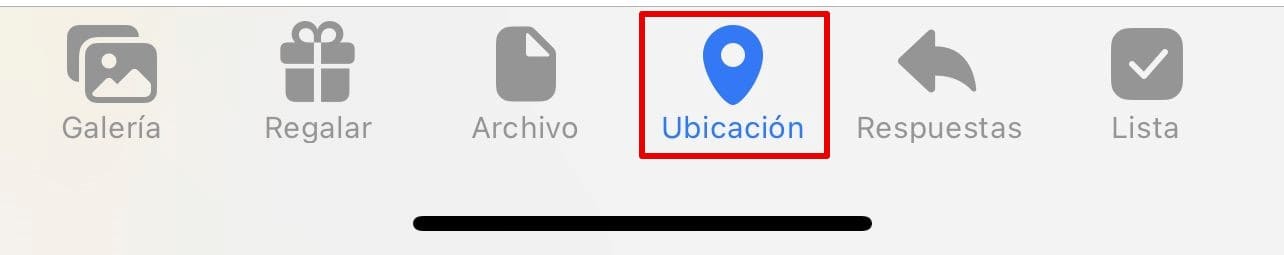 Toca "Ubicación" en el menú de compartir del mensajero en tu teléfono.