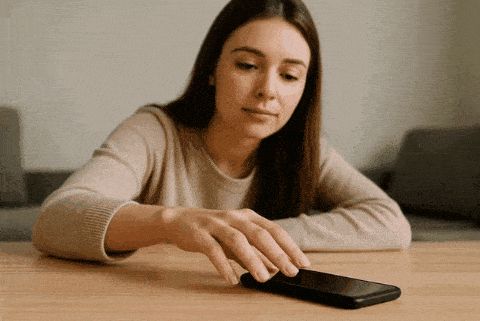 La mujer toma su celular y revisa el historial de llamadas y mensajes de su novio, redes sociales, imágenes.