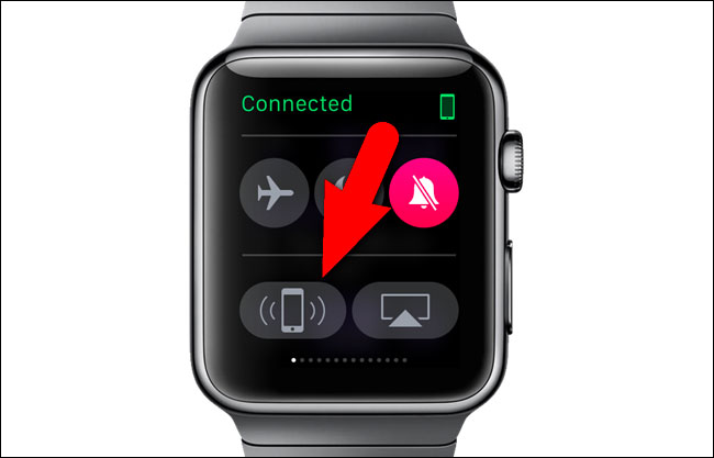 Une Apple Watch avec une flèche rouge sur le bouton indiquant l'emplacement de l'iPhone