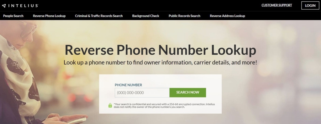 Vue du site Web d'Intelius où vous pouvez entrer un numéro de téléphone à rechercher