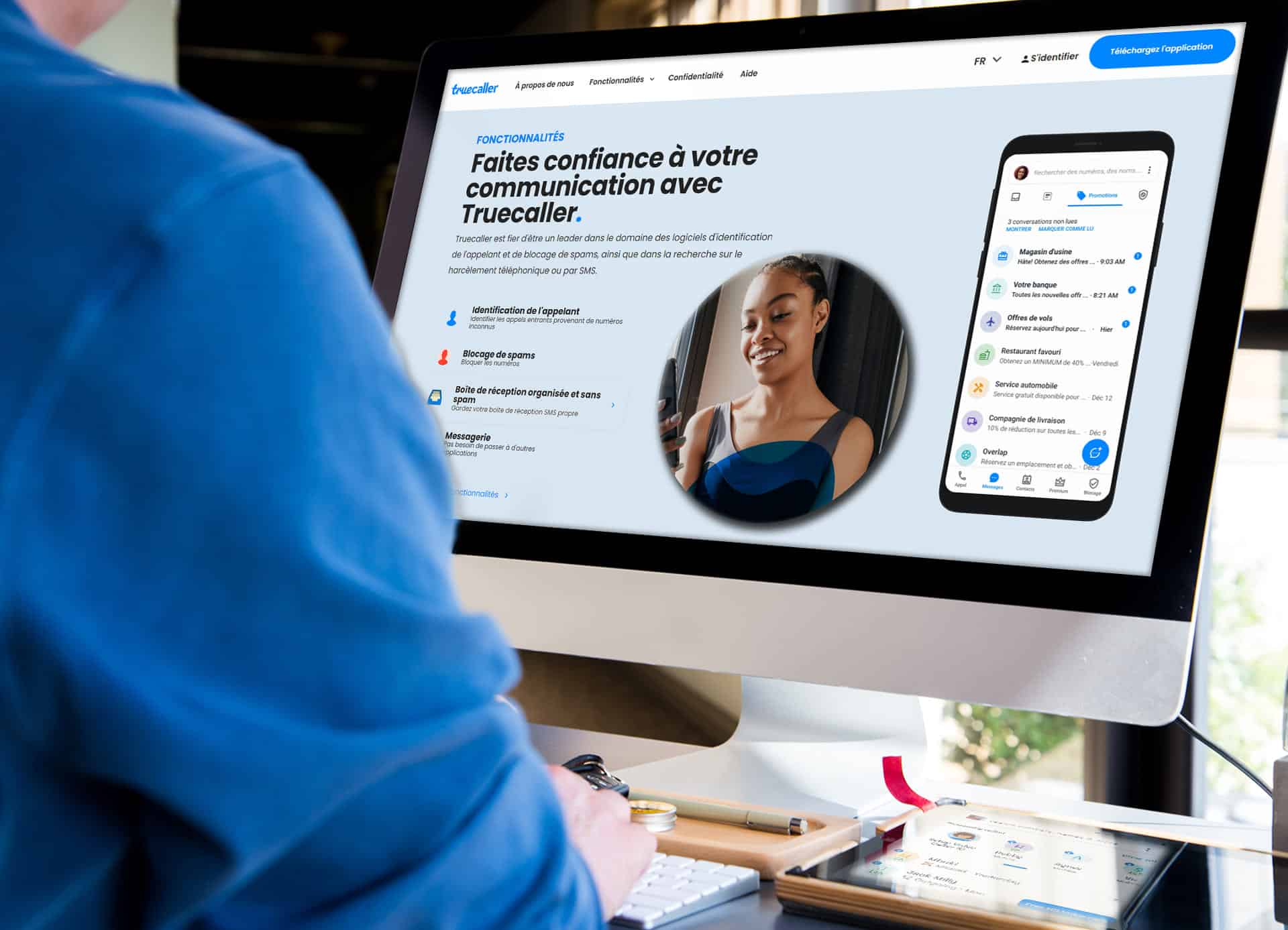 Sur l'ordinateur, la page du site web de Truecaller est ouverte avec les fonctions qu'elle offre
