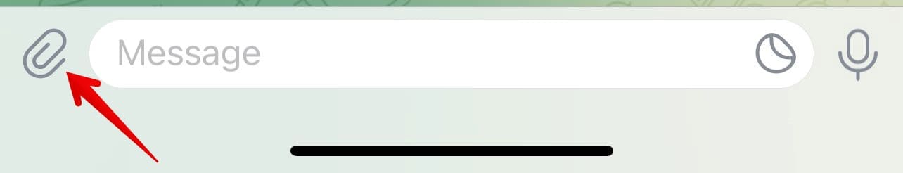 Ouvrez la discussion de la messagerie sur votre iPhone et appuyez sur l'icône d'épingle.