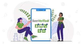 Illustration montrant deux personnes discutant de la plateforme BeenVerified avec un grand smartphone affichant son logo et ses icônes pour la recherche de numéros de téléphone, d'adresses, de voitures et de photos.