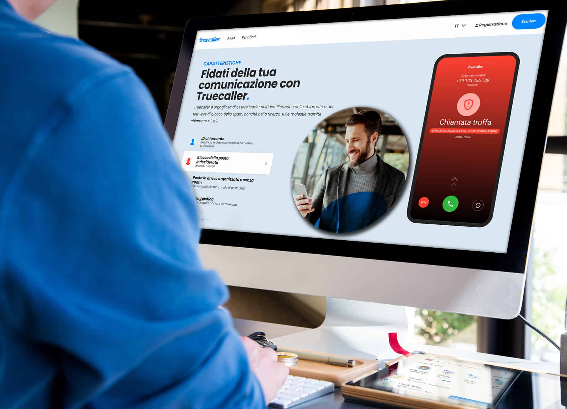 Sul computer, la pagina del sito web Truecaller è aperta con le funzioni che offre