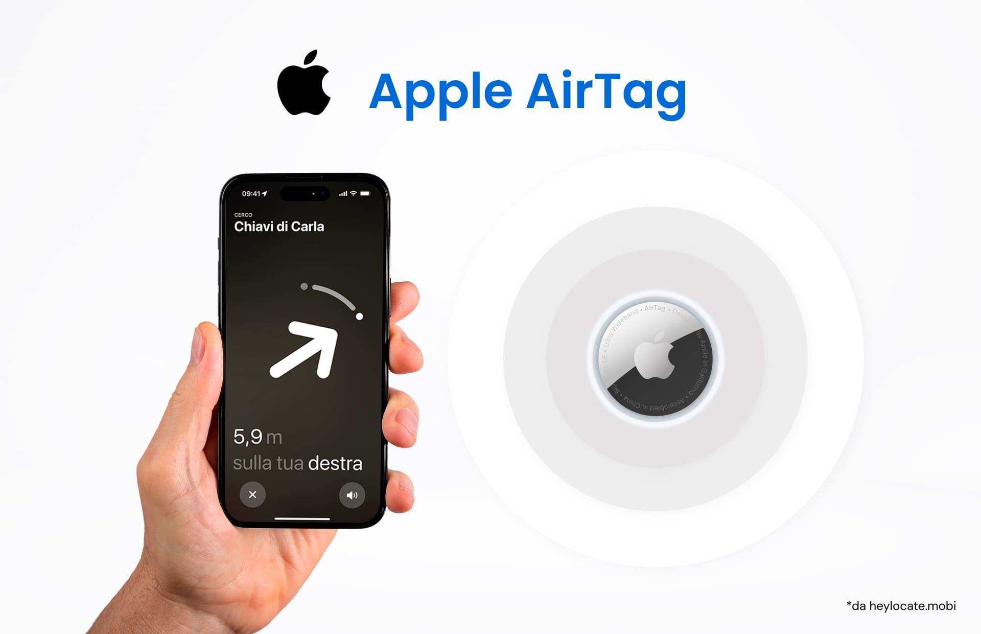Un'immagine che mostra una mano che tiene un iPhone con l'interfaccia di tracciamento Apple AirTag sullo schermo e un Apple AirTag che illustra la funzione di tracciamento del dispositivo