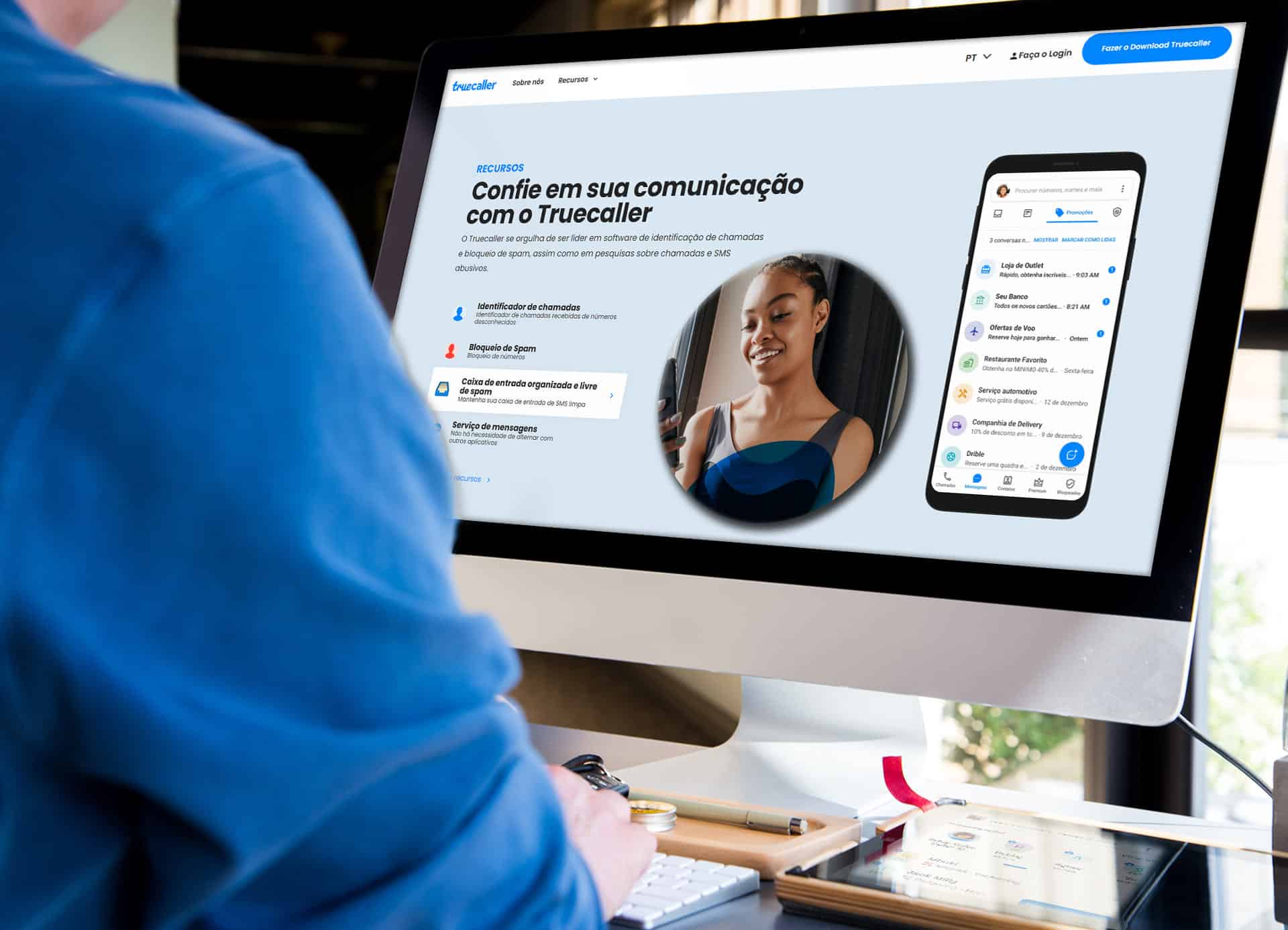 No computador, a página do sítio Web da Truecaller está aberta com as funções que oferece