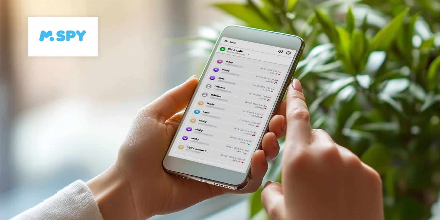 Uma pessoa segura um smartphone no qual o aplicativo mSpy é exibido com um registro detalhado de chamadas, incluindo nomes de contatos, horários e duração das chamadas