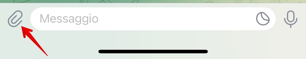 Abra o chat do mensageiro no seu iPhone e toque no ícone de pin.