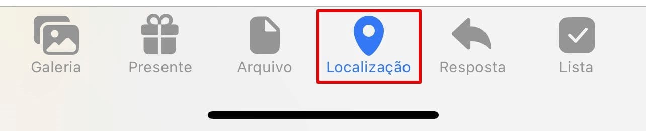 Toque em "Localização" no menu de compartilhamento do mensageiro no seu telefone.