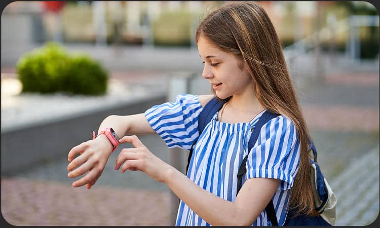 menina olhando para um smartwatch